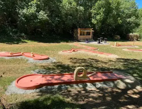 Véritable Mini-Golf 9 Trous pour s'amuser seul, en groupe ou en famille.