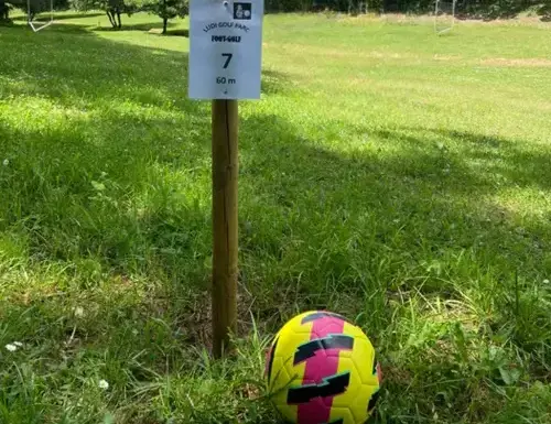 Jouer au foot avec les règles du golf, c'est possible.